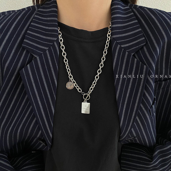 Ženska ogrlica sa privjeskom - srebrne boje