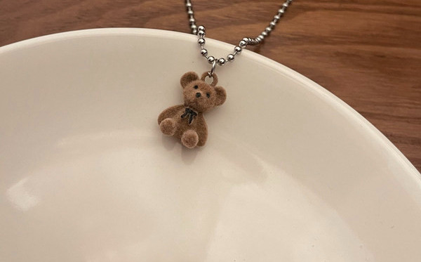 Ženska moderna dugačka ogrlica sa privjeskom medvjedić