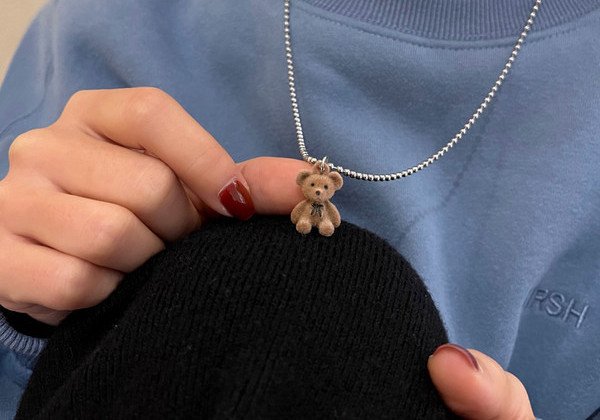 Ženska moderna dugačka ogrlica sa privjeskom medvjedić