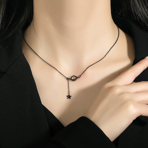 Дамска верижка с висулка звезда - черен цвят