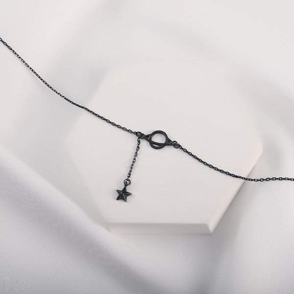 Дамска верижка с висулка звезда - черен цвят