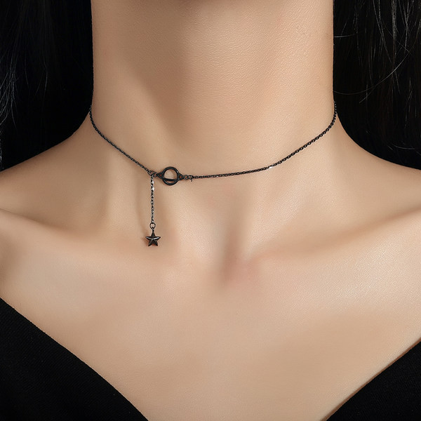 Дамска верижка с висулка звезда - черен цвят