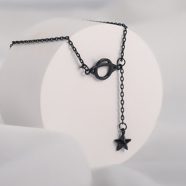 Дамска верижка с висулка звезда - черен цвят