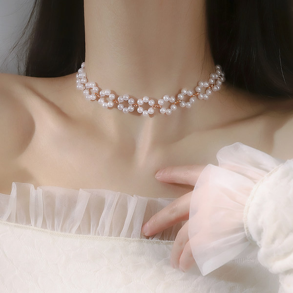 Κομψό γυναικείο κολιέ σε τρία μοντέλα με πέρλες