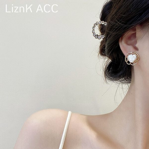 Stilīgi sieviešu auskari zieda formā