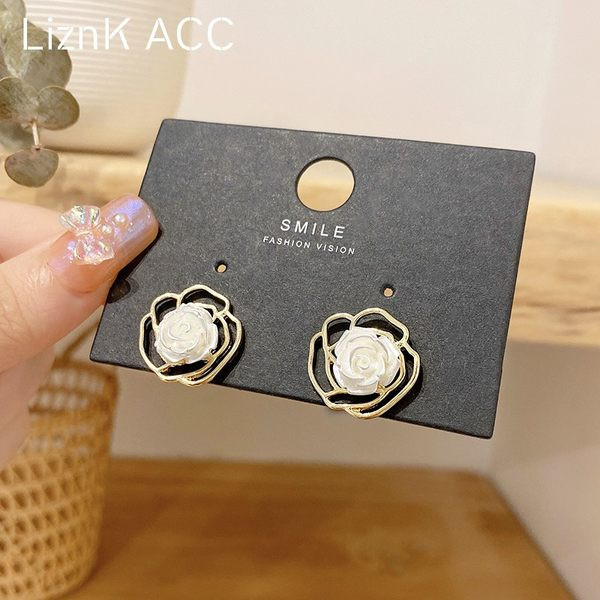 Stilīgi sieviešu auskari zieda formā