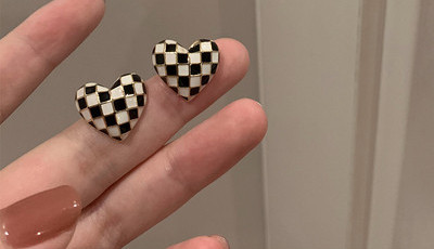 Γυναικεία καρό σκουλαρίκια σε σχήμα καρδιάς