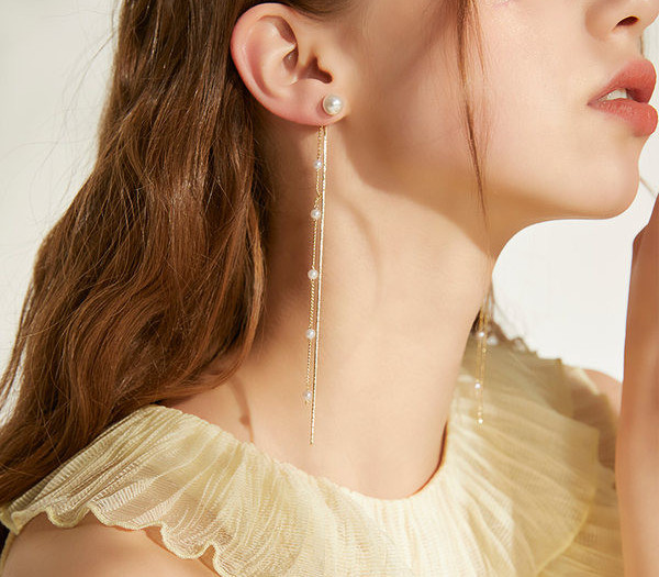 Ženske viseće naušnice sa biserima u dvije boje