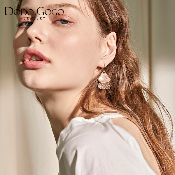 Novi model ženskih naušnica sa privjescima