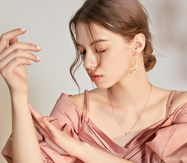 Дамски модерни обеци с перли златист цвят