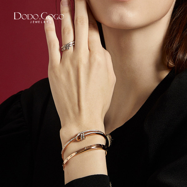 Модерен дамски пръстен с гравирани цифри и камъни