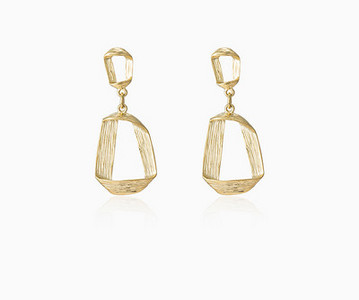 Κομψά γυναικεία σκουλαρίκια σε χρυσό χρώμα