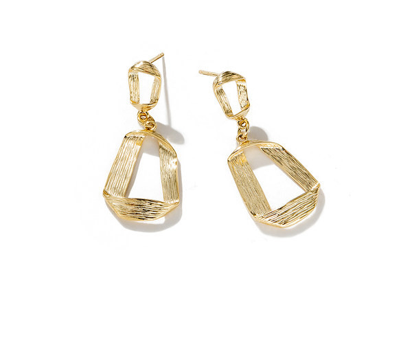 Κομψά γυναικεία σκουλαρίκια σε χρυσό χρώμα