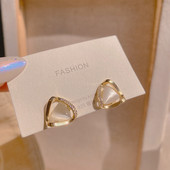 Γυναικεία τρίγωνα σκουλαρίκια με διακοσμητικές πέτρες σε χρυσό χρώμα