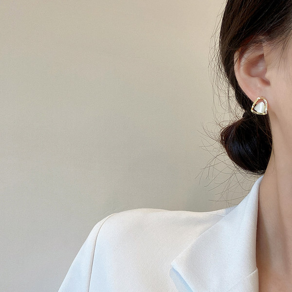 Γυναικεία τρίγωνα σκουλαρίκια με διακοσμητικές πέτρες σε χρυσό χρώμα