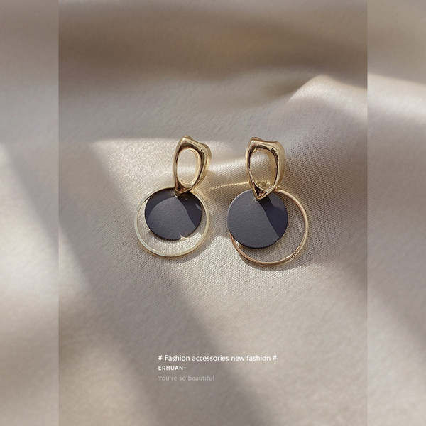 Moderne ženske naušnice u zlatnoj boji