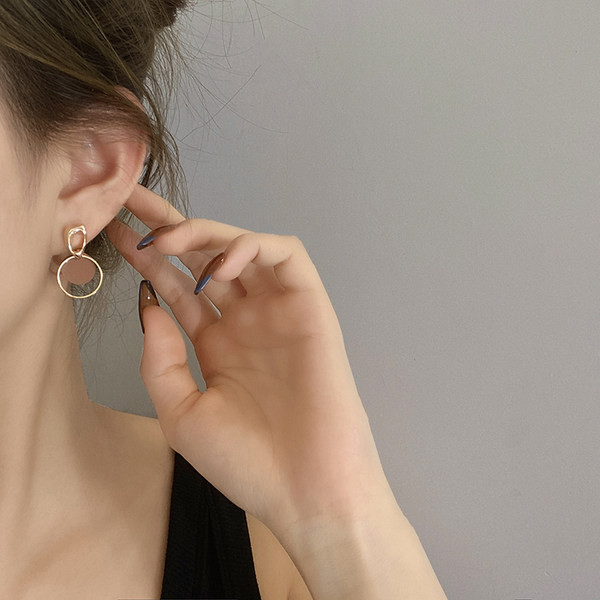 Moderne ženske naušnice u zlatnoj boji