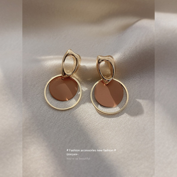 Moderne ženske naušnice u zlatnoj boji