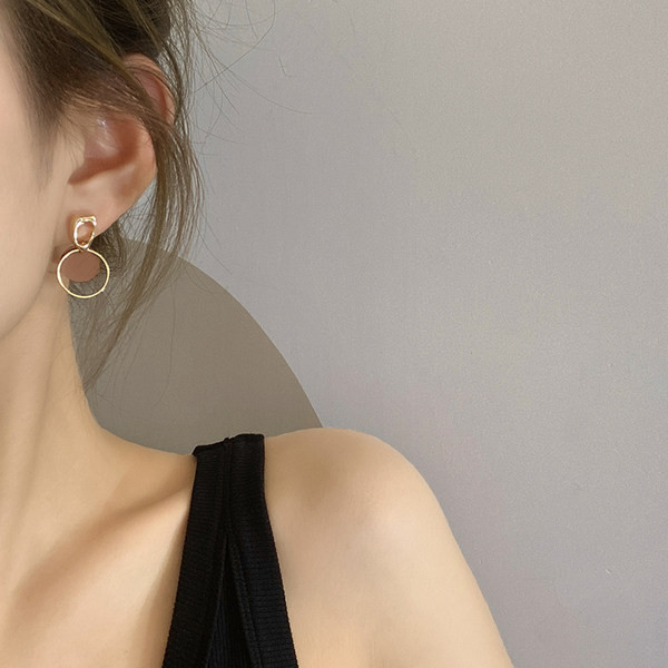 Moderne ženske naušnice u zlatnoj boji