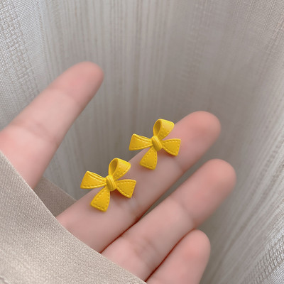 Χρωματιστά γυναικεία σκουλαρίκια σε σχήμα κορδέλας