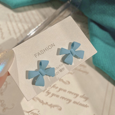 Χρωματιστά γυναικεία σκουλαρίκια σε σχήμα κορδέλας