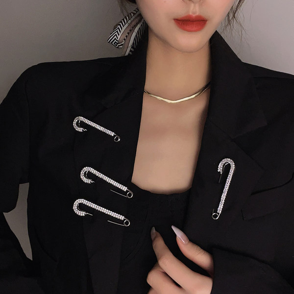 Дамски обеци игли с декоративни камъни