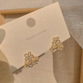 Κομψά γυναικεία σκουλαρίκια σε σχήμα λουλουδιών