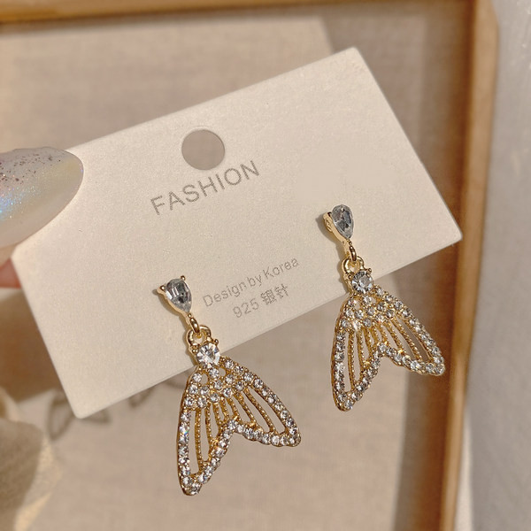 Moderne ženske zlatne naušnice sa kamenčićima