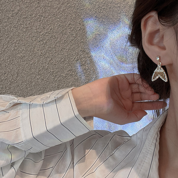 Moderne ženske zlatne naušnice sa kamenčićima