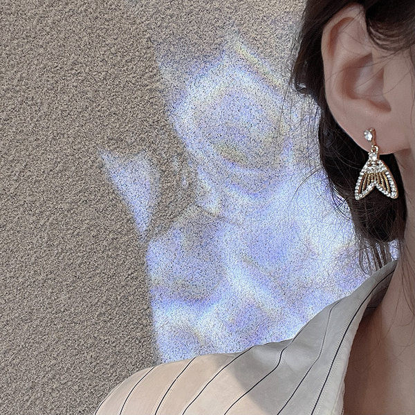 Moderne ženske zlatne naušnice sa kamenčićima