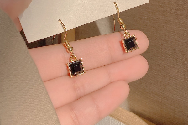 Стилни дамски обеци с камък и висулка