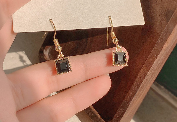 Стилни дамски обеци с камък и висулка