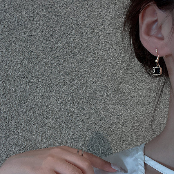 Стилни дамски обеци с камък и висулка