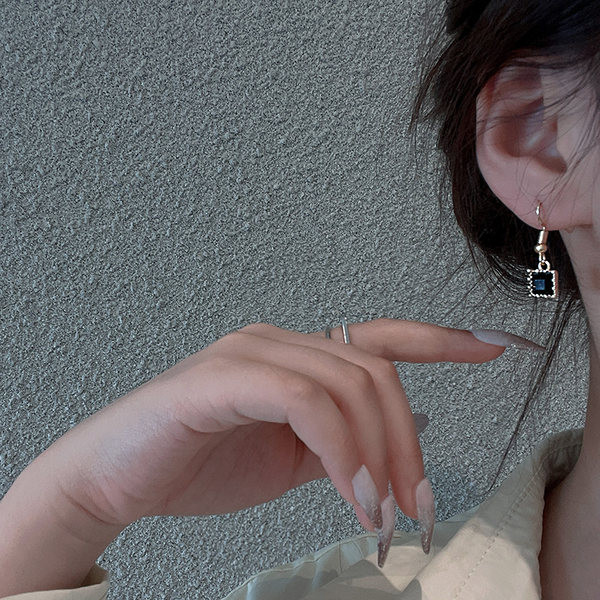 Стилни дамски обеци с камък и висулка