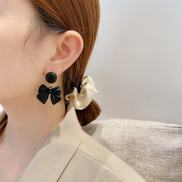 Γυναικεία σκουλαρίκια με κρεμαστό κορδέλα σε μαύρο χρώμα