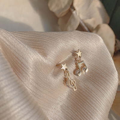 Novi model naušnica sa privjeskom u zlatnoj boji