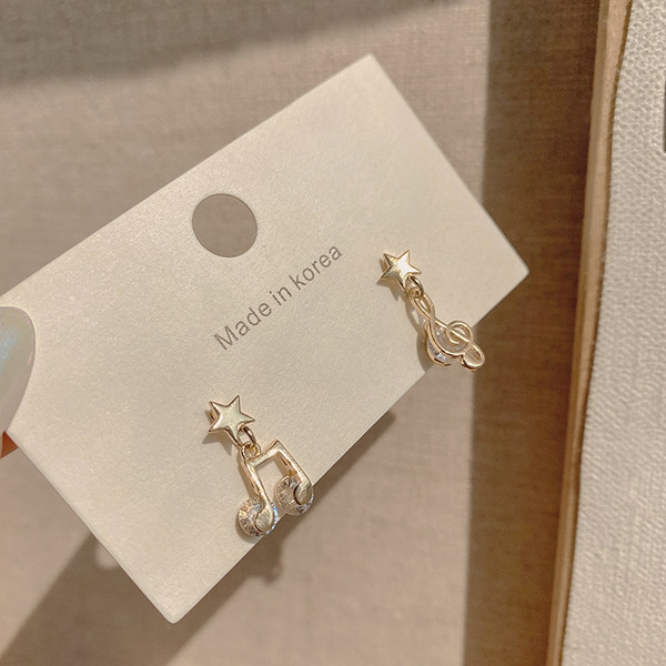 Novi model naušnica sa privjeskom u zlatnoj boji