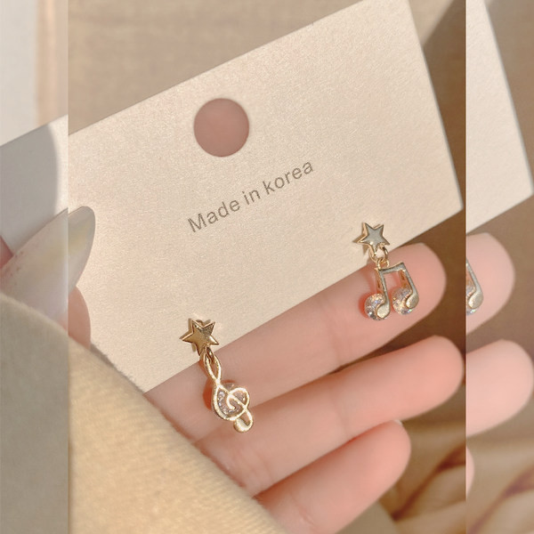 Novi model naušnica sa privjeskom u zlatnoj boji