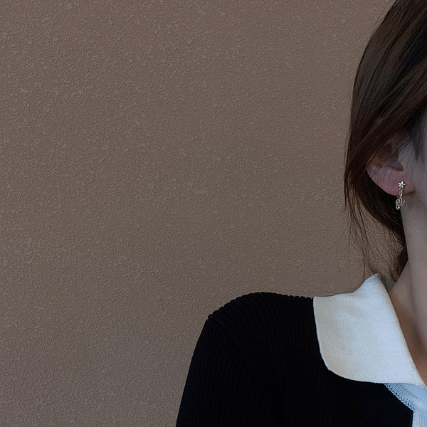 Novi model naušnica sa privjeskom u zlatnoj boji