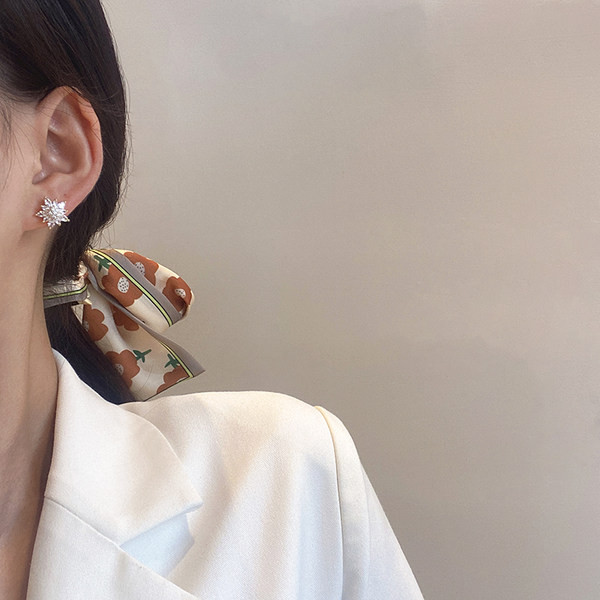 Дамско обеци цвете с декоративни камъни