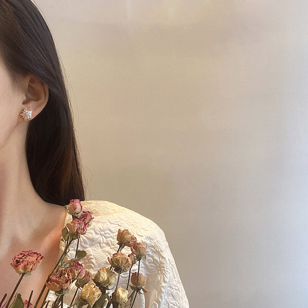 Дамско обеци цвете с декоративни камъни