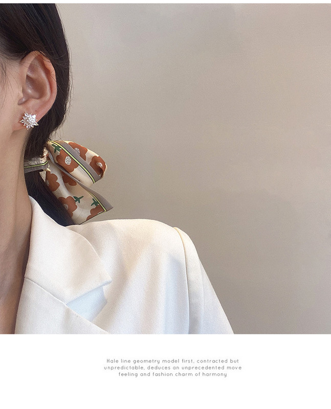 Дамско обеци цвете с декоративни камъни