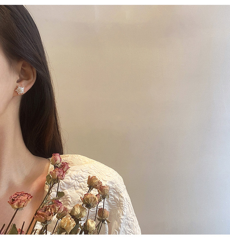 Дамско обеци цвете с декоративни камъни