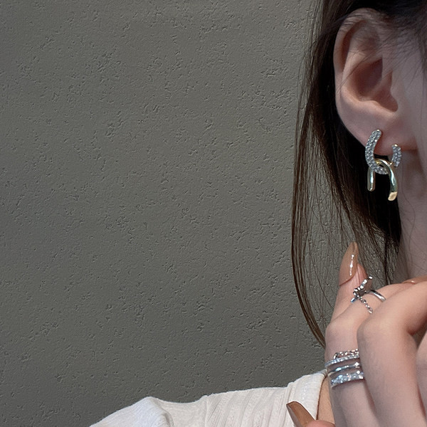 Актуални дамски обеци къс модел с декоративни камъни