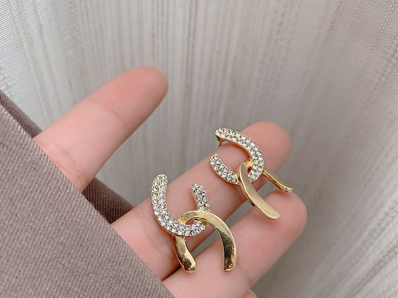 Актуални дамски обеци къс модел с декоративни камъни