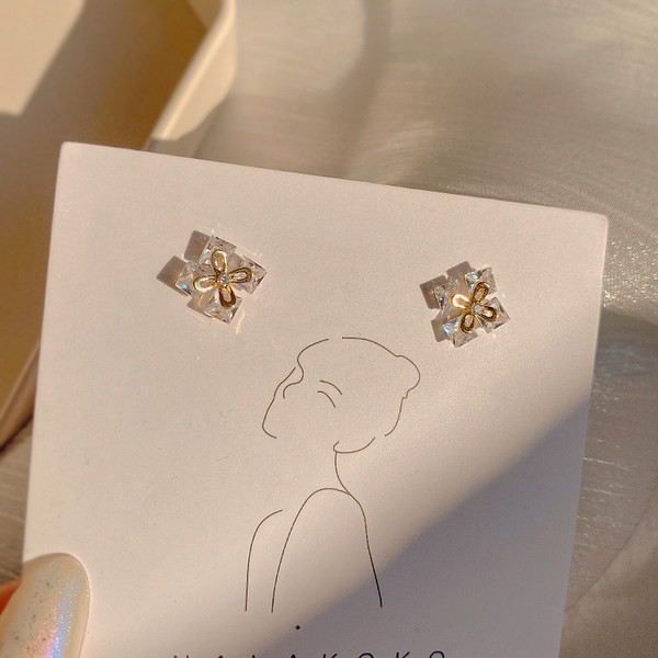 Ženske moderne naušnice s kamenčićima