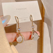 Γυναικεία κρεμαστά σκουλαρίκια με πέτρες - σε χρυσό χρώμα