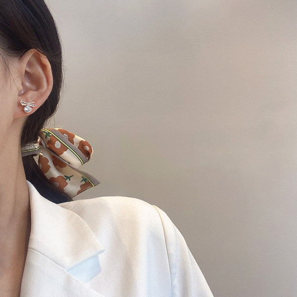 Elegantne ženske naušnice s ukrasnim kamenčićima kratki model