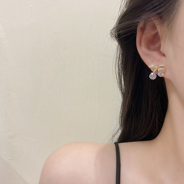 Ženske naušnice trake s kamenčićima