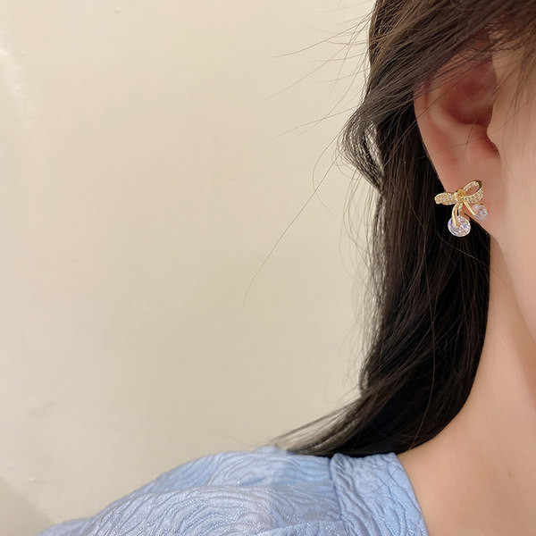 Ženske naušnice trake s kamenčićima